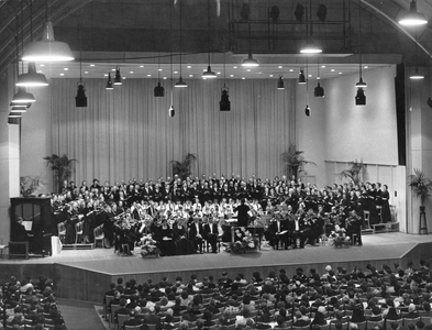 45307 Interieur van de concertzaal Tivoli (Lepelenburg) te Utrecht: podium van de grote zaal, tijdens een muziekuitvoering.